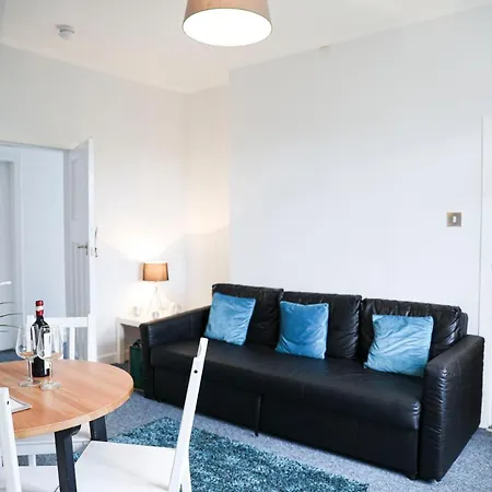 Glasgow, 3 Bed Flat With Free Street Parking Glasgow