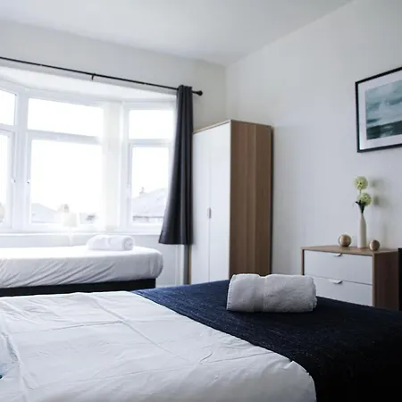 Glasgow, 3 Bed Flat With Free Street Parking Glasgow