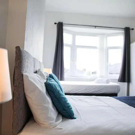 Glasgow, 3 Bed Flat With Free Street Parking Glasgow