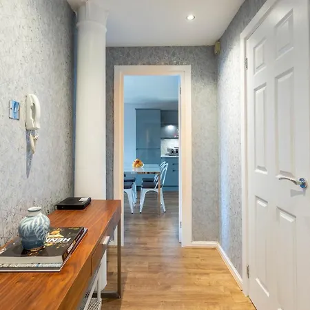 Stunning 2 Bed Merchant With Residents Parking Apartment Glasgow