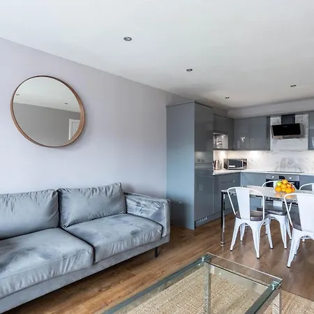 Stunning 2 Bed Merchant With Residents Parking Apartment Glasgow