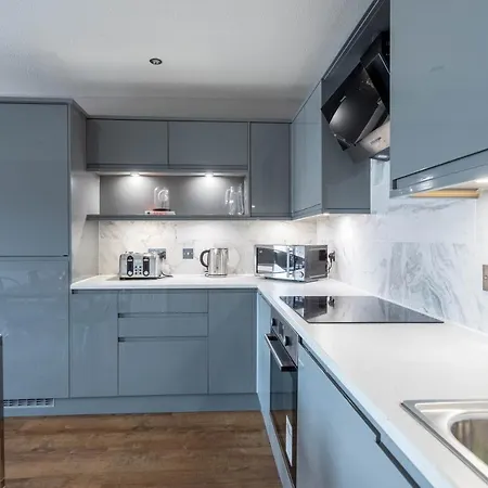 Stunning 2 Bed Merchant With Residents Parking Apartment Glasgow