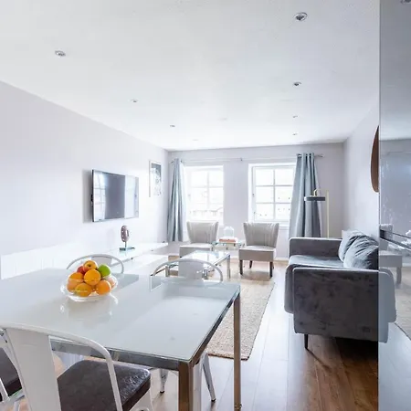 Stunning 2 Bed Merchant With Residents Parking Glasgow