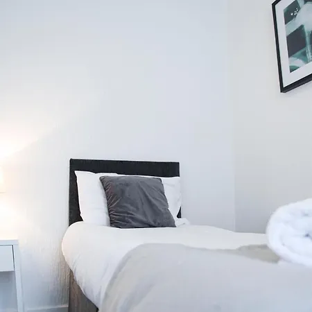 Glasgow, 3 Bed Flat With Free Street Parking Glasgow