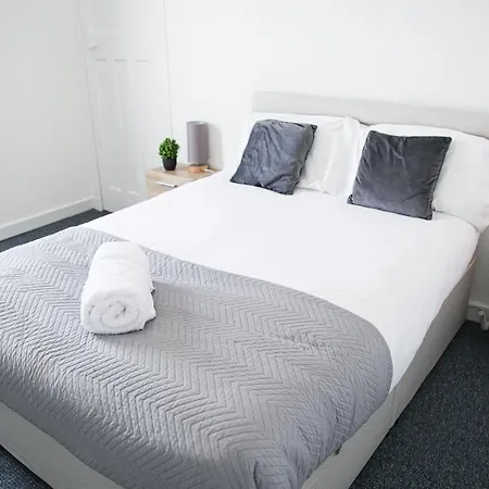 Glasgow, 3 Bed Flat With Free Street Parking