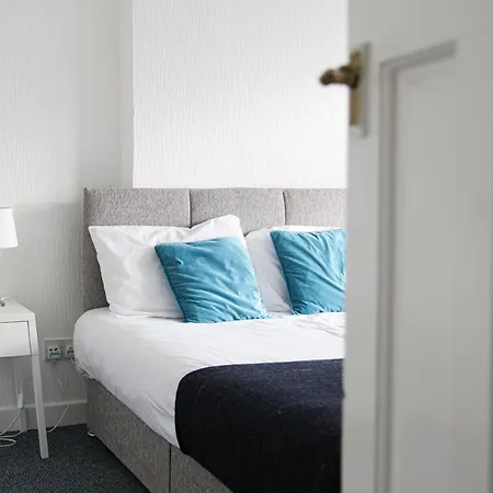 Glasgow, 3 Bed Flat With Free Street Parking