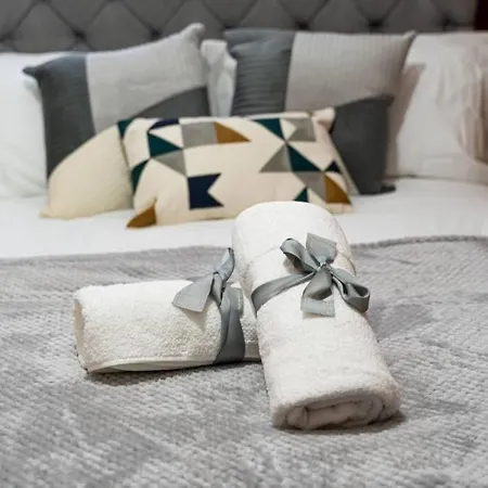 Cheerful 2 Bedroom Homely Apartment, Sleeps 4 Guest Comfy, 1x Double Bed, 2x Single Beds, Free Parking, Free Wifi, Suitable For Business, Leisure Guest, Contractors, Qe Hospital, Glasgow, Near Airport & Centre, Perfect For Common Wealth Games 20 Apartamento