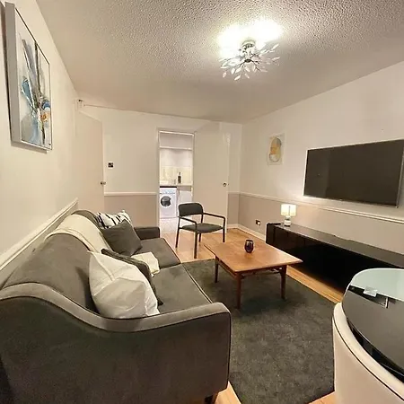 Bijou Merchant With Parking * Glasgow