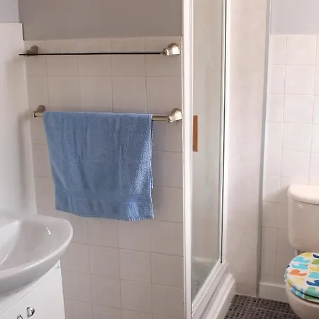 Manor Park בית הארחה 3*