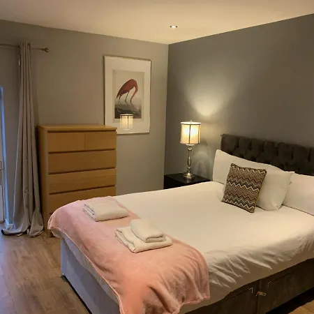 Stunning 2 Bed Merchant With Residents Parking *