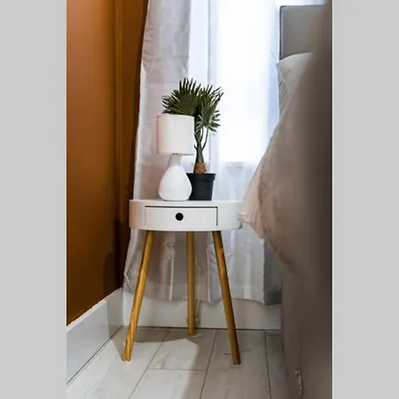 Διαμέρισμα Cheerful 2 Bedroom Homely Apartment, Sleeps 4 Guest Comfy, 1x Double Bed, 2x Single Beds, Free Parking, Free Wifi, Suitable For Business, Leisure Guest, Contractors, Qe Hospital, Glasgow, Near Airport & Centre