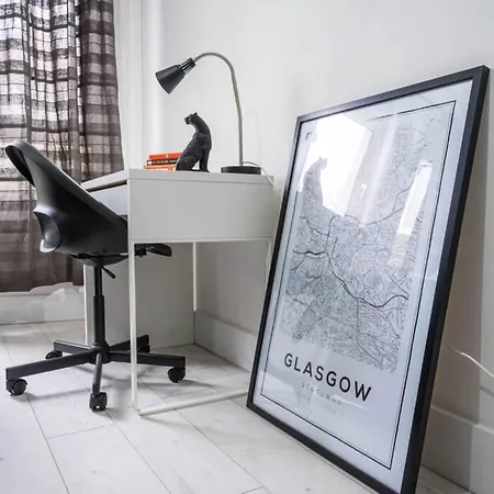 Cheerful 2 Bedroom Homely Apartment, Sleeps 4 Guest Comfy, 1x Double Bed, 2x Single Beds, Free Parking, Free Wifi, Suitable For Business, Leisure Guest, Contractors, Qe Hospital, Glasgow, Near Airport & Centre *