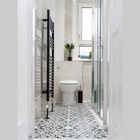 Cheerful 2 Bedroom Homely Apartment, Sleeps 4 Guest Comfy, 1x Double Bed, 2x Single Beds, Free Parking, Free Wifi, Suitable For Business, Leisure Guest, Contractors, Qe Hospital, Glasgow, Near Airport & Centre, Perfect For Common Wealth Games 20 * Γλασκώβη