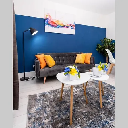 Cheerful 2 Bedroom Homely Apartment, Sleeps 4 Guest Comfy, 1x Double Bed, 2x Single Beds, Free Parking, Free Wifi, Suitable For Business, Leisure Guest, Contractors, Qe Hospital, Glasgow, Near Airport & Centre, Perfect For Common Wealth Games 20 *