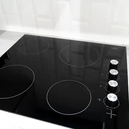 Cheerful 2 Bedroom Homely Apartment, Sleeps 4 Guest Comfy, 1x Double Bed, 2x Single Beds, Free Parking, Free Wifi, Suitable For Business, Leisure Guest, Contractors, Qe Hospital, Glasgow, Near Airport & Centre, Perfect For Common Wealth Games 20 *