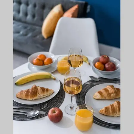 Cheerful 2 Bedroom Homely Apartment, Sleeps 4 Guest Comfy, 1x Double Bed, 2x Single Beds, Free Parking, Free Wifi, Suitable For Business, Leisure Guest, Contractors, Qe Hospital, Glasgow, Near Airport & Centre *