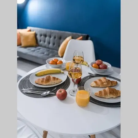 Cheerful 2 Bedroom Homely Apartment, Sleeps 4 Guest Comfy, 1x Double Bed, 2x Single Beds, Free Parking, Free Wifi, Suitable For Business, Leisure Guest, Contractors, Qe Hospital, Glasgow, Near Airport & Centre