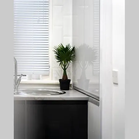 Cheerful 2 Bedroom Homely Apartment, Sleeps 4 Guest Comfy, 1x Double Bed, 2x Single Beds, Free Parking, Free Wifi, Suitable For Business, Leisure Guest, Contractors, Qe Hospital, Glasgow, Near Airport & Centre, Perfect For Common Wealth Games 20 Διαμέρισμα