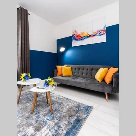 Cheerful Homely Apartment: Cozy Near Airport Apartment *