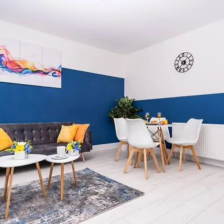 Cheerful 2 Bedroom Homely Apartment, Sleeps 4 Guest Comfy, 1x Double Bed, 2x Single Beds, Free Parking, Free Wifi, Suitable For Business, Leisure Guest, Contractors, Qe Hospital, Glasgow, Near Airport & Centre, Perfect For Common Wealth Games 20