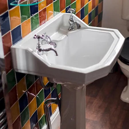 Pass The Keys Beautiful, Traditional 2 Bed Flat W Free Parking Appartamento Glasgow