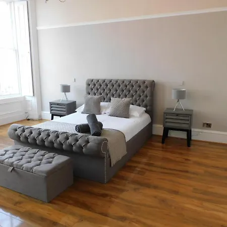West End - Stunning, Spacious, 3 Bedroom, Main Door Flat With Private Parking Apartment Glasgow