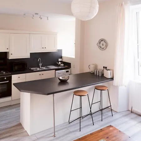 Bright 2 Bed Ground Floor Flat Next To Byres Road Daire