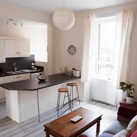 Bright 2 Bed Ground Floor Flat Next To Byres Road Apartment *