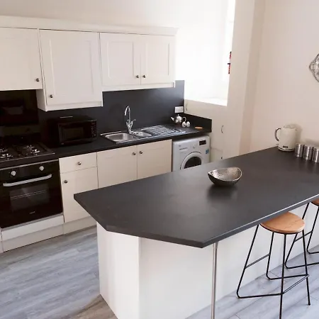 Bright 2 Bed Ground Floor Flat Next To Byres Road Apartment *