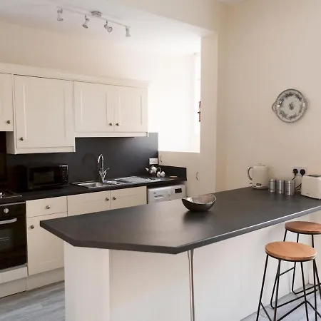 Bright 2 Bed Ground Floor Flat Next To Byres Road Apartment *