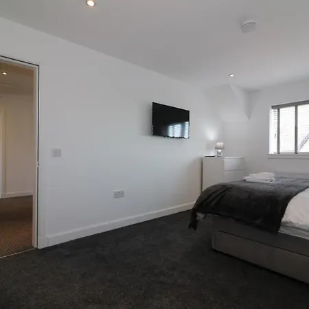 Signature - Railway House 5 Bed Apartment