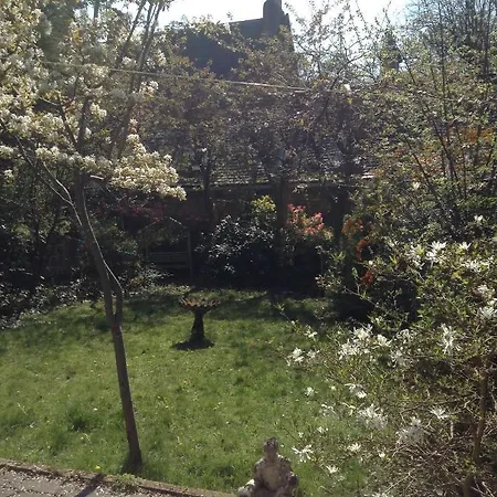 Newhall Apartman *