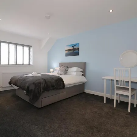 Signature - Railway House 5 Bed * Glasgow