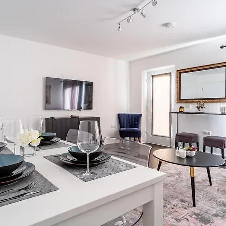 Hébergement de vacances Spacious 3 Bedroom House In With Private Parking & Garden