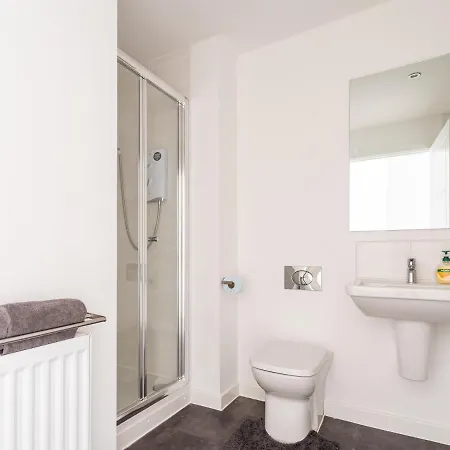 Spacious 3 Bedroom House In With Private Parking & Garden