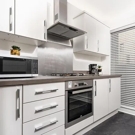 Spacious 3 Bedroom House In With Private Parking & Garden Glasgow
