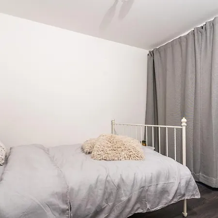 Spacious 3 Bedroom House In With Private Parking & Garden Hébergement de vacances *