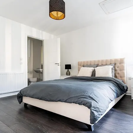 Hébergement de vacances Spacious 3 Bedroom House In With Private Parking & Garden *