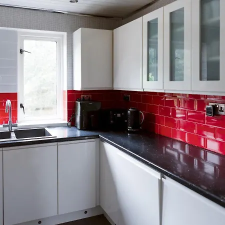 Pass The Keys Townhouse Overlooking The River Clyde, Sleeps 10 * Glasgow