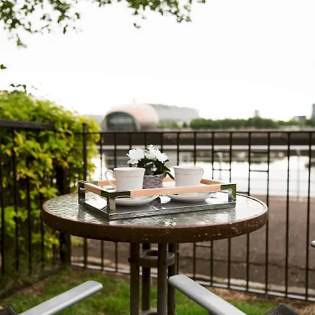 Pass The Keys Townhouse Overlooking The River Clyde, Sleeps 10 *