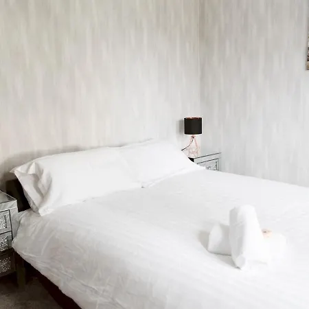 Pass The Keys Townhouse Overlooking The River Clyde, Sleeps 10 * Glasgow