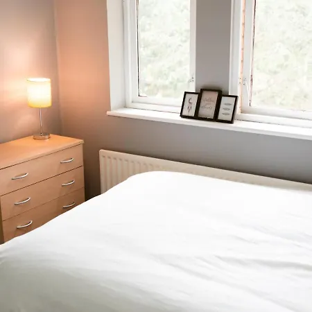 Pass The Keys Townhouse Overlooking The River Clyde, Sleeps 10 *