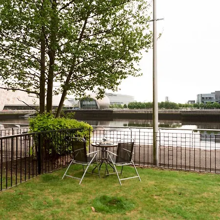 Pass The Keys Townhouse Overlooking The River Clyde, Sleeps 10 Hébergement de vacances Glasgow