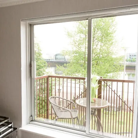 Hébergement de vacances Pass The Keys Townhouse Overlooking The River Clyde, Sleeps 10 Glasgow