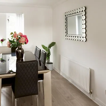 Pass The Keys Townhouse Overlooking The River Clyde, Sleeps 10 Hébergement de vacances