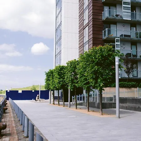 Pass The Keys Lovely 2 Bed Flat In Harbour, West End *