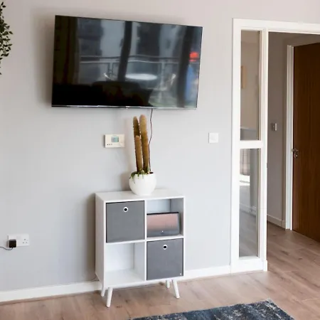 Pass The Keys Lovely 2 Bed Flat In Harbour, West End Appartamento *