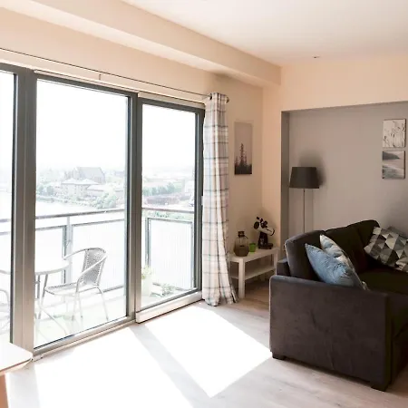 Pass The Keys Lovely 2 Bed Flat In Harbour, West End Appartamento