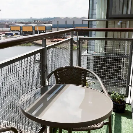 Pass The Keys Lovely 2 Bed Flat In Harbour, West End Appartamento
