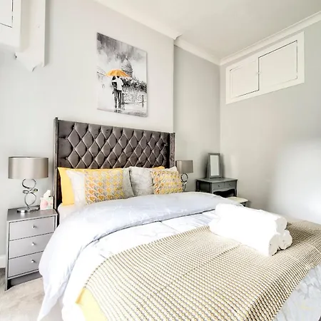 Pass The Keys Stylish 2 Bed In Heart Of West End